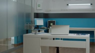 Sağlık hizmetleri kliniğindeki boş dolap odası