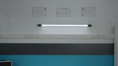 Uzman doktorların tıbbi belgeleriyle duvarı kapatın.