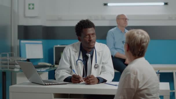 Jovem médico com casaco branco e estetoscópio médico — Vídeo de Stock