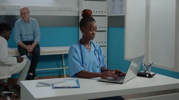 Porträtt av sjukskötare skriva på laptop tangentbord — Stockvideo