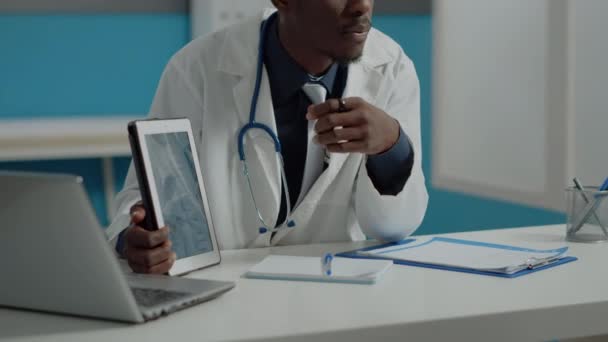 Nahaufnahme eines Mannes, der als Facharzt mit Tablet arbeitet — Stockvideo