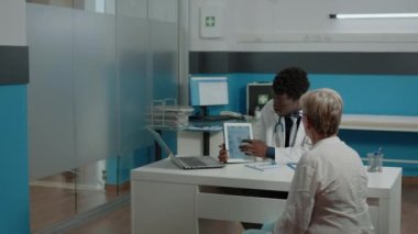 Doktor tablet tutuyor. Kemik kırığını açıklıyor.