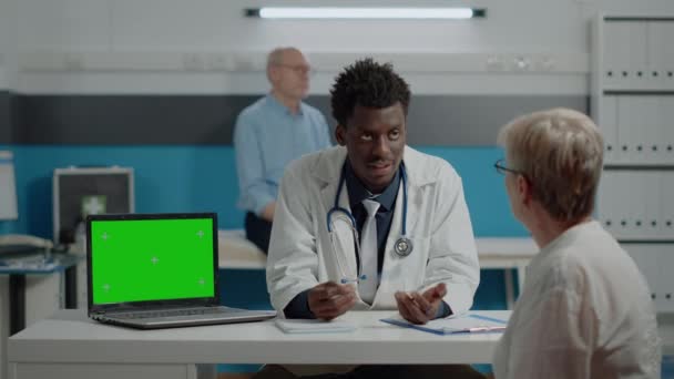 Especialista adulto conversando com paciente com tela verde horizontal — Vídeo de Stock