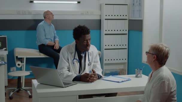 Medico di etnia afro-americana facendo esame — Video Stock