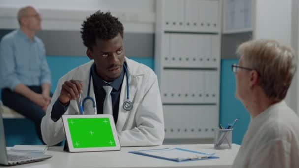 Médico usando tableta profesional con pantalla verde horizontal — Vídeo de stock