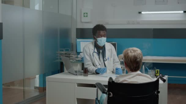 Neplatný starší pacient na návštěvě u lékaře — Stock video
