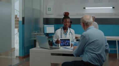 Virüs animasyonlu Afrika kökenli Amerikan Doktoru