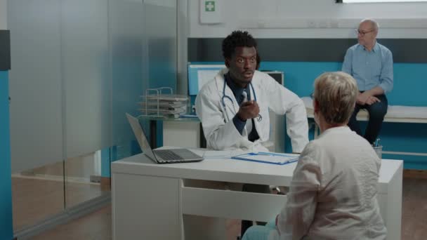 Медсестра дает врачу рентген для консультации пациента — стоковое видео