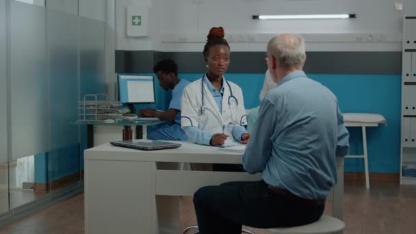 Médico afroamericano examinando rayos X en la mano — Vídeo de stock