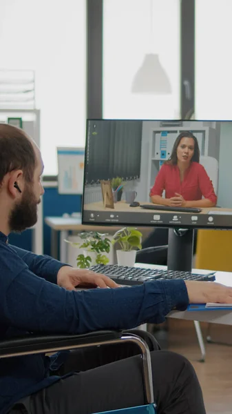 Ongeldige manager in gesprek met collega tijdens videoconferentie — Stockfoto