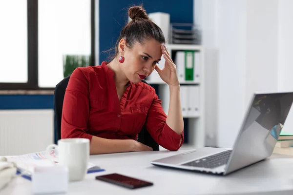 Enojado frustrado molesto mujer de negocios que tiene problemas con — Foto de Stock