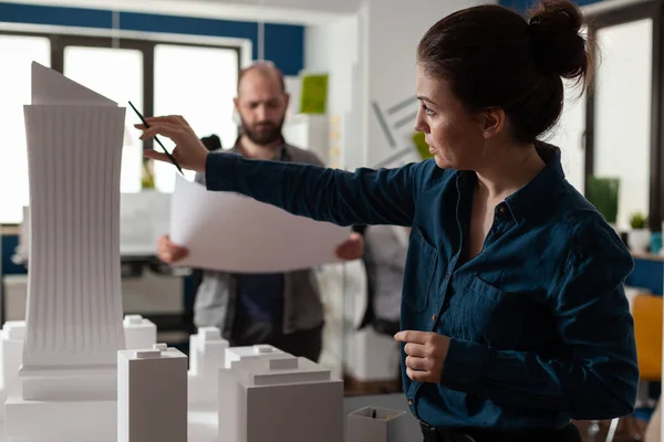 Socios de oficinas de arquitectura que buscan planos y planos — Foto de Stock