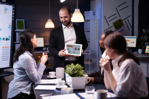Przedsiębiorca przedsiębiorca pokazując strategię firmy za pomocą tabletu do prezentacji korporacyjnej — Zdjęcie stockowe