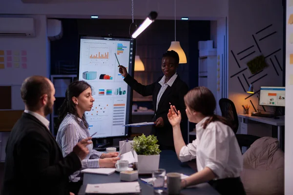 Överarbetad affärskvinna med mörk hud brainstorming finansiell strategi — Stockfoto