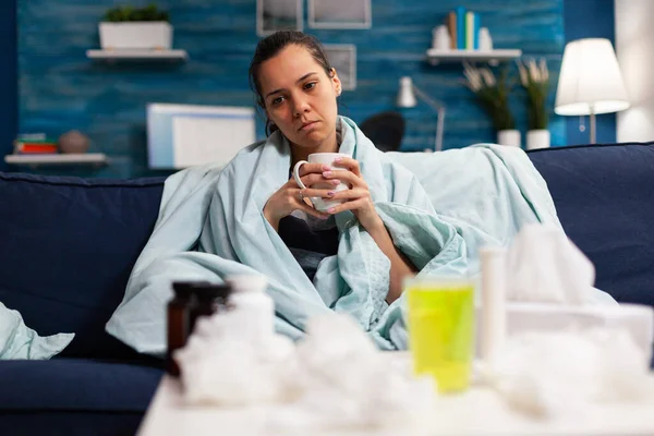 Malade femme caucasienne assis dans le lit avec un rhume sévère et la grippe — Photo