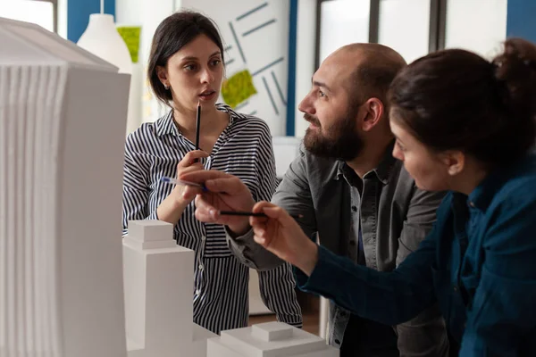 Gruppen av ingenjörskollegor arbetar inom arkitektur — Stockfoto