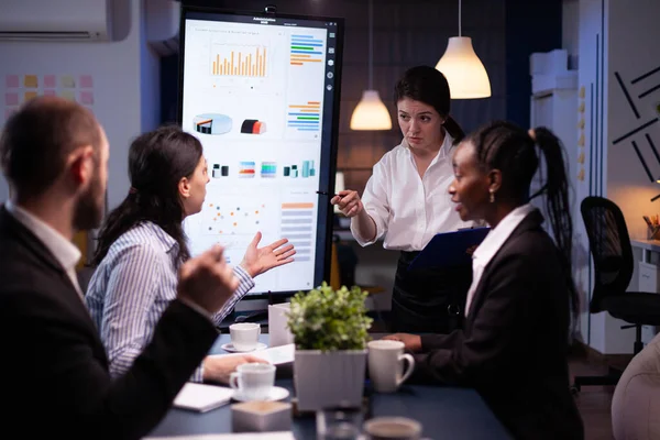 Multietniska företagare diskuterar finansiella företags lösning sittande vid konferensbordet — Stockfoto