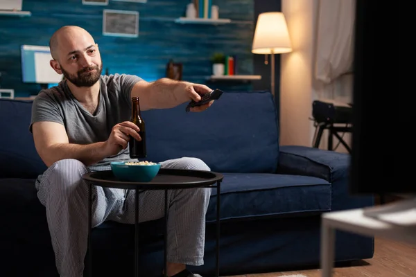 Emocionado hombre relajado pasar tiempo libre viendo series de entretenimiento de televisión — Foto de Stock