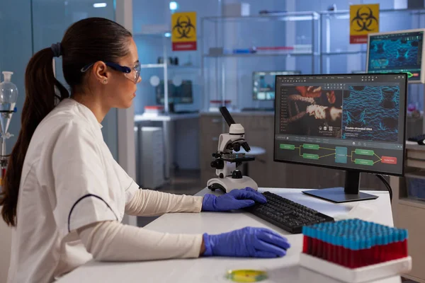 Science specialist using computer for dna research — Stock Photo, Image
