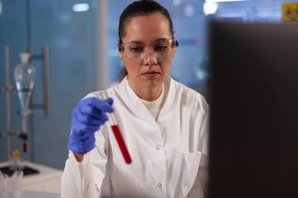 Ricercatore di medicina che fa esperimenti sul sangue — Foto Stock