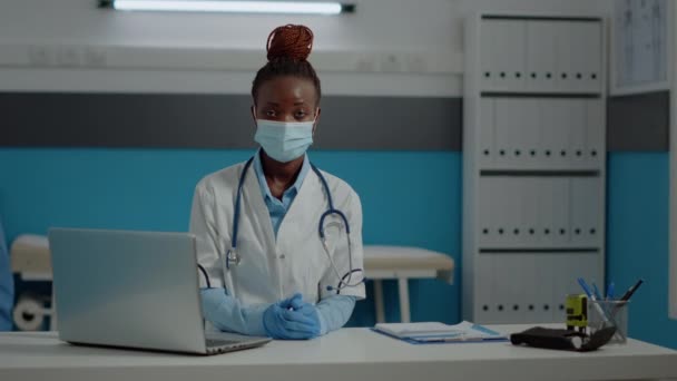 Retrato de mujer con trabajo de médico usando mascarilla protectora — Vídeo de stock