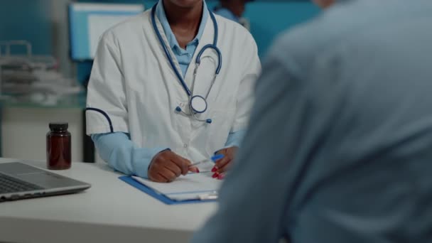 Консультації з лікарем - афроамериканцем. — стокове відео