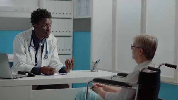 Неизлечимый пациент с инвалидностью, имеющий назначение врача — стоковое видео