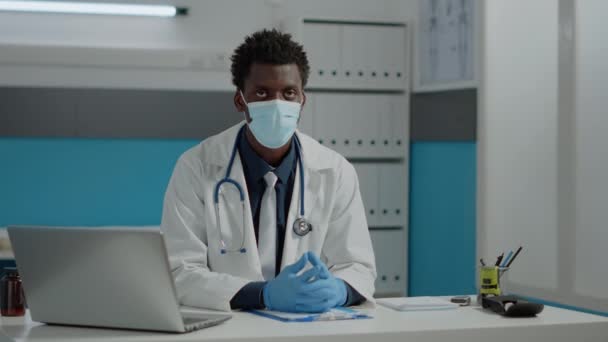 Portrait of african american doctor wearing face mask — Stockvideo