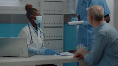 Profesyonel insanlardan oluşan bir ekip kıdemli hastaya danışıyor.