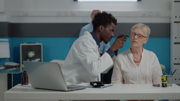 Spécialiste des soins de santé tenant un otoscope professionnel — Video