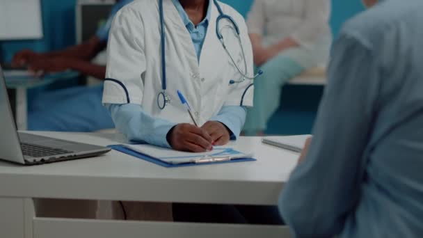 Närbild av kvinna med vit rock ger checkup fil — Stockvideo