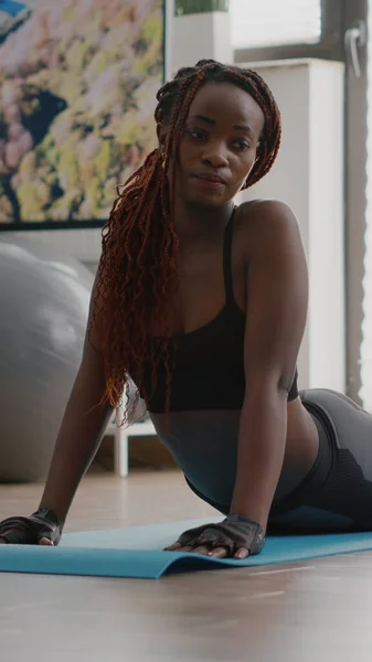 Mujer negra flexible practicando deporte durante el entrenamiento matutino de yoga — Foto de Stock