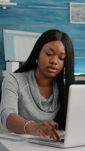 Afro-Amerikaanse student werkt op afstand van huis op marketing strategie — Stockfoto
