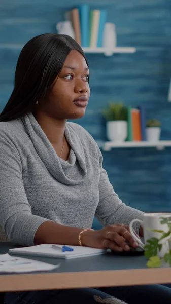 Student with black skin searching online courses writing school homework on on computer — Stock Photo, Image