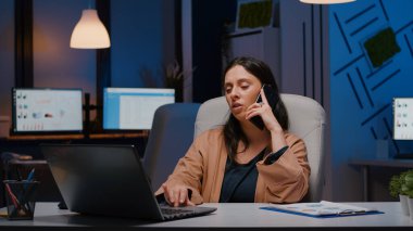 Hüsrana uğramış yönetici şirket girişimcisiyle pazarlama stratejisi görüşmeleri