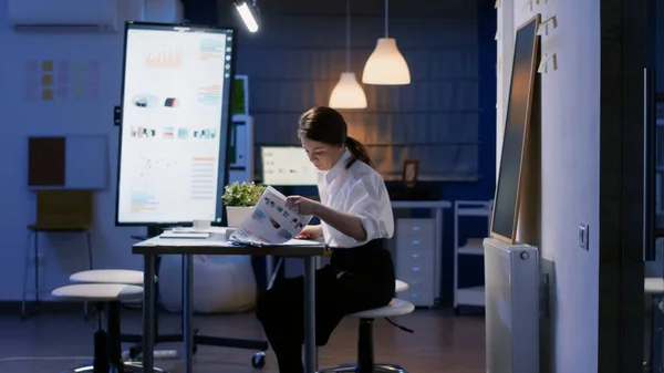 Entreprenör affärskvinna in i office mötesrum sent på kvällen sitter vid konferensbordet — Stockfoto