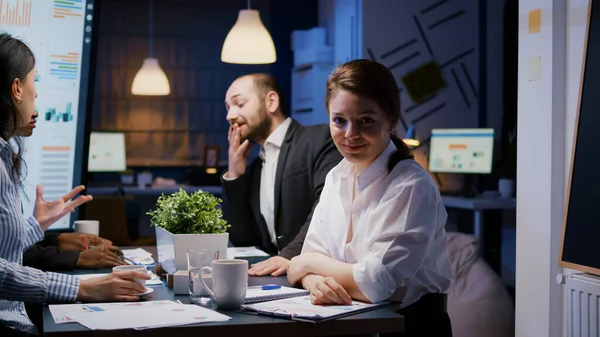 Porträt einer arbeitswütigen Geschäftsfrau, die in die Kamera schaut, während sie im Besprechungsraum des Unternehmens arbeitet — Stockfoto