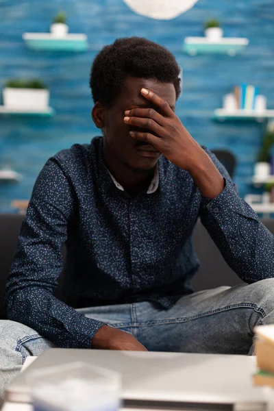 ストレスの多いアフリカ系アメリカ人男性の肖像画 — ストック写真