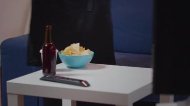 Oturma odasına pizza getiren genç bir kadın.