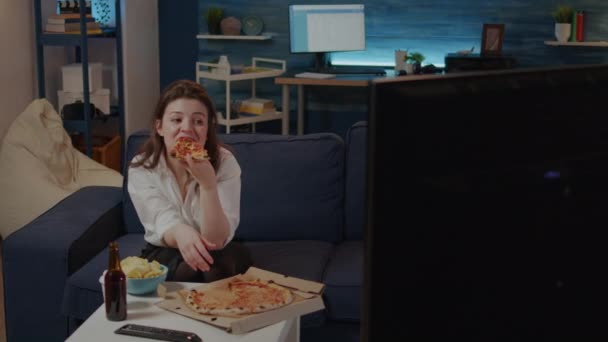 Az a személy, aki egy szelet pizzát és egy üveg sört tart kezében — Stock videók