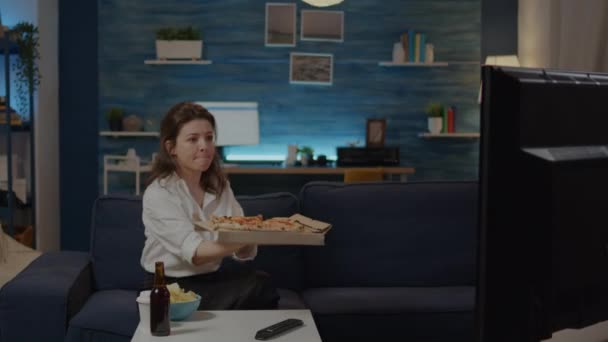 Person bringing box of pizza from delivery man on table — Stock Video