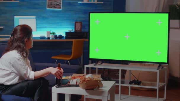 Young person watching green screen on TV in living room — Stock Video