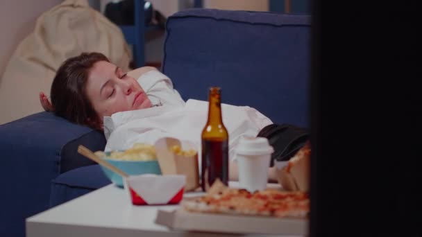 Biała kobieta zasypia na kanapie w domu — Wideo stockowe
