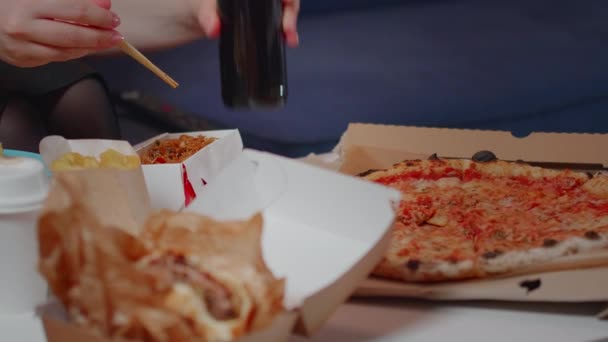 Sluiten van tafel met fast food levering maaltijden — Stockvideo