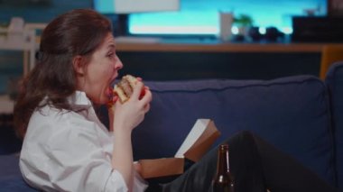 Beyaz insan fast food ve televizyonla boş vakit geçiriyor.