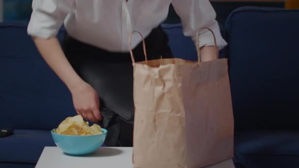 Young adult with face mask getting meal delivered at home — Stock Video