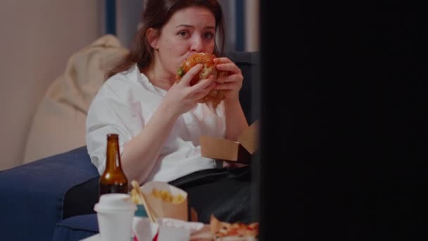 Frau verbringt Freizeit mit Essen zum Mitnehmen und Fernsehen — Stockvideo