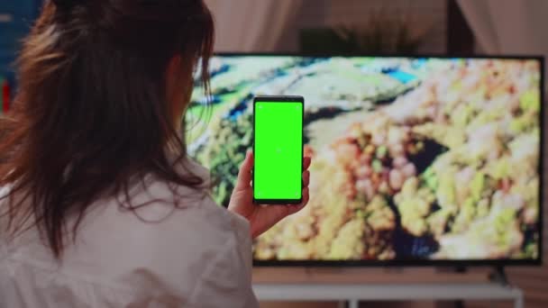 Persona caucasica che tiene verticalmente lo schermo verde sullo smartphone — Video Stock