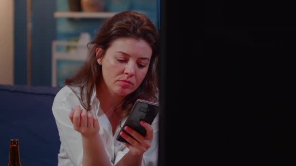 Κοντινό πλάνο της γυναίκας χρησιμοποιώντας smartphone και τρώγοντας πίτσα — Αρχείο Βίντεο