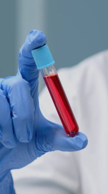 Soruşturma için kanla doldurulmuş boş gezenin kapısına yaklaşın.